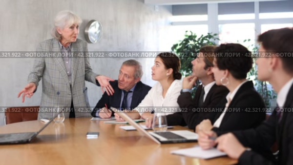 Elderly female boss expresses dissatisfaction with the work of the top managers team. Стоковое видео, видеограф Яков Филимонов / Фотобанк Лори