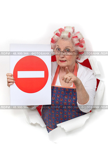 Elderly lady with hair rollers issuing warning. Стоковое фото, агентство Ingram Publishing / Фотобанк Лори