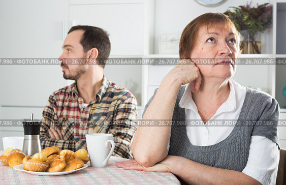 Elderly mother resents her son. Стоковое фото, фотограф Яков Филимонов / Фотобанк Лори