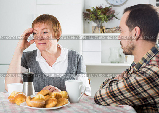 Elderly mother resents her son. Стоковое фото, фотограф Яков Филимонов / Фотобанк Лори