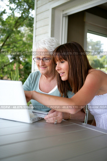 elderly woman and girl with computer. Стоковое фото, агентство Ingram Publishing / Фотобанк Лори