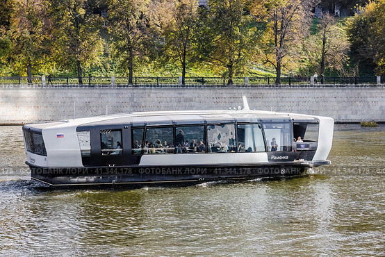Electric ship boat sails along the Moscow River. Passenger river transportation in Moscow. Редакционное фото, фотограф Константин Григорьев / Фотобанк Лори