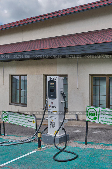 Electric Vehicle Charging Station Outdoors. Редакционное фото, фотограф Ирина Кононова / Фотобанк Лори