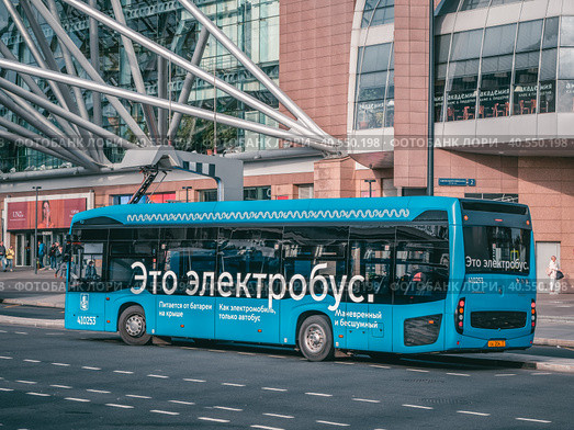 Electrobus stands at a railway station in Moscow. Electric city public transport concept. (2020 год). Редакционное фото, фотограф Саблин Станислав / Фотобанк Лори