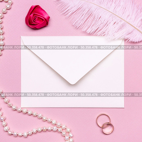 elegant envelope surrounded by pearls wedding rings. Стоковое фото, агентство Ingram Publishing / Фотобанк Лори