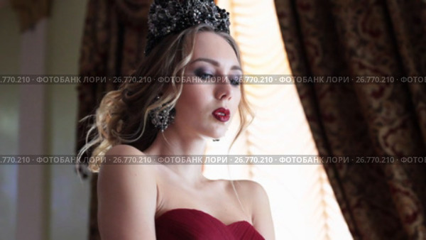 Elegant model leaning on sofa. Стоковое видео, видеограф Алексндр Сидоренко / Фотобанк Лори
