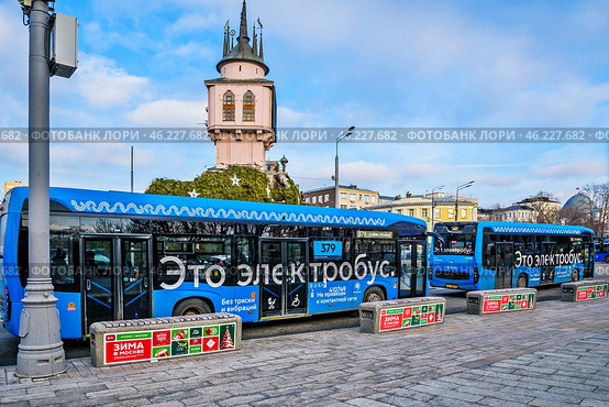 Электробусы на остановке "Метро Краснопресненское 1А ". Москва. Редакционное фото, фотограф Владимир Устенко / Фотобанк Лори