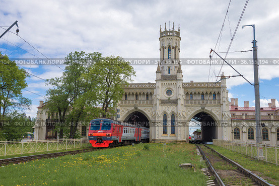 Электропоезд ЭД4М "Санкт-Петербург - Ораниенбаум" отправляется со станции Новый Петергоф майским днем (2021 год). Редакционное фото, фотограф Виктор Карасев / Фотобанк Лори