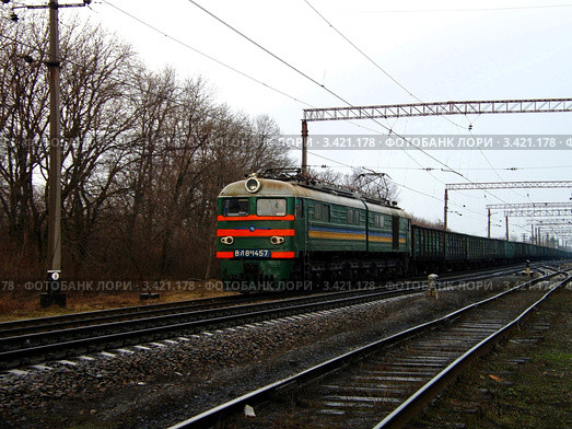 Электровоз ВЛ8, тянущий состав полувагонов (2012 год). Редакционное фото, фотограф Игорь Кутателадзе / Фотобанк Лори
