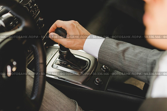 elevated view businessman driving car moving transmission shift gear. Стоковое фото, агентство Ingram Publishing / Фотобанк Лори