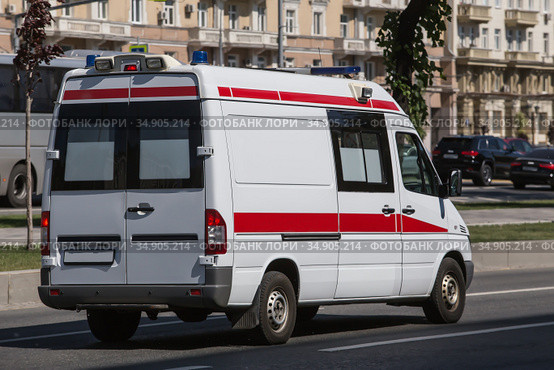 Emergency medical service goes on the city street. Стоковое фото, фотограф Юрий Бизгаймер / Фотобанк Лори