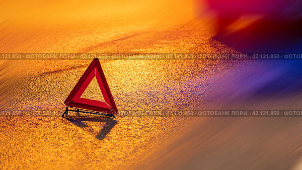 emergency stop sign at night, blurred background in motion, road accident accident on night highway, red triangle sign. car breakdown, car stopping on the edge of the road at night (2021 год). Редакционное фото, фотограф Скрипачев Антон / Фотобанк Лори