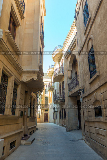 Empty street in old city Icheri Sheher of Baku, Azerbaijan. Architecture of Old city Baku. Inner City buildings. (2018 год). Стоковое фото, фотограф Константин Лабунский / Фотобанк Лори