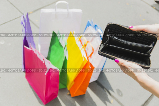 empty wallet female hands. Стоковое фото, агентство Ingram Publishing / Фотобанк Лори