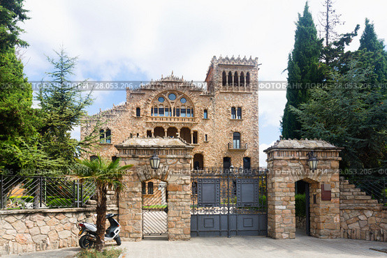 Entrance to Sanctuary of Santo Cristo in Pla, Igualada (2017 год). Стоковое фото, фотограф Яков Филимонов / Фотобанк Лори