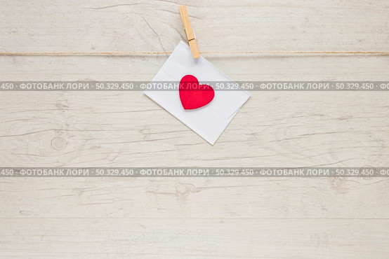 envelope with heart hanging rope. High resolution photo. envelope with heart hanging rope. High quality photo. Стоковое фото, агентство Ingram Publishing / Фотобанк Лори