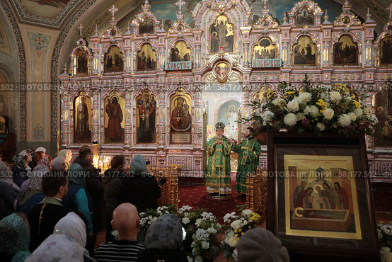 Епископ Балашихинский и Орехово-Зуевский Николай служит литургию в день нахождения мощей преподобного Сергия Радонежского в Савинском храме (2022 год). Редакционное фото, фотограф Дмитрий Неумоин / Фотобанк Лори