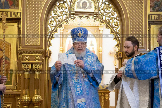 Епископ Балашихинский и Орехово-Зуевский Николай во время диаконской хиротонии, храм города Реутов (2024 год). Редакционное фото, фотограф Дмитрий Неумоин / Фотобанк Лори