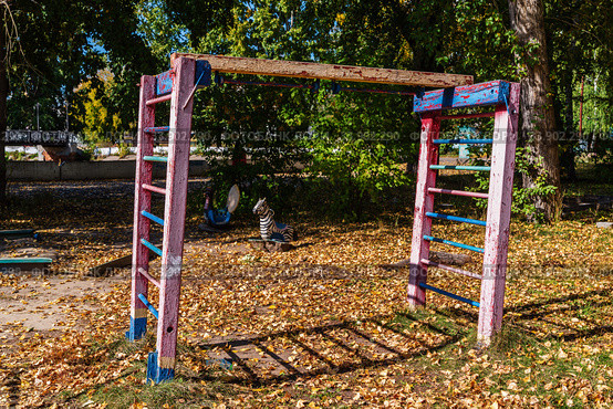 Equipment of the old playground in the autumn city park. Photo taken in the city of Barnaul. Russia. Стоковое фото, фотограф Вадим Орлов / Фотобанк Лори