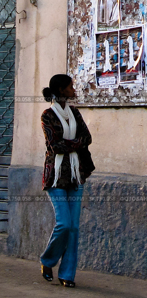 Eritrean woman at the streets of Asmara, Eritrea (2011 год). Стоковое фото, фотограф Сергей Майоров / Фотобанк Лори
