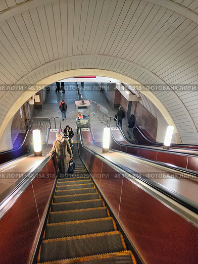 Эскалатор в московском  метро с пассажирами. Редакционное фото, фотограф Мария Сергеева / Фотобанк Лори