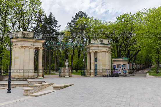 Essentuki, The main gate of the Resort Park on a cloudy day (2023 год). Редакционное фото, фотограф EugeneSergeev / Фотобанк Лори