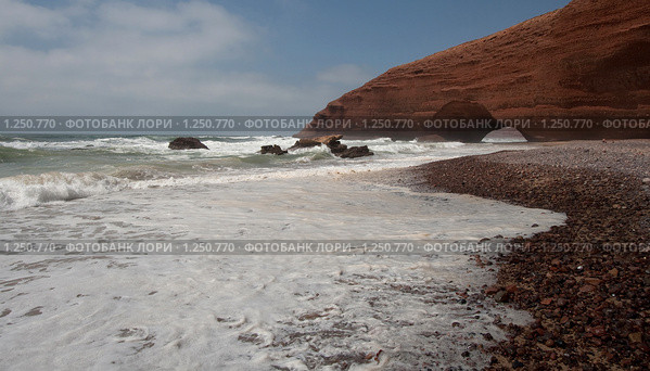 Естественная арка на пляже Легзира, Марокко (2009 год). Стоковое фото, фотограф Ярослава Синицына / Фотобанк Лори