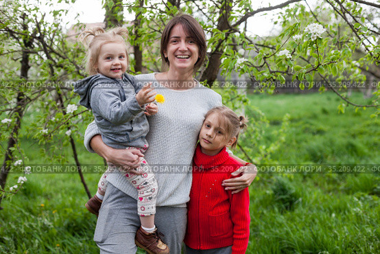 European woman with two daughters walking in spring park. Стоковое фото, фотограф Дарья Трофимова / Фотобанк Лори