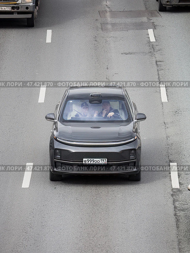 EV crossover SUV Li Auto L7 driving in motion blur on highway road, aerial front view. Редакционное фото, фотограф Константин Григорьев / Фотобанк Лори