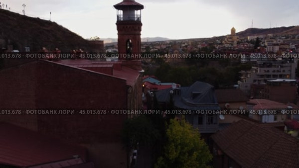 Evening Drone View of Tbilisi's Architectural Heritage. Стоковое видео, видеограф Поскребышев Михаил / Фотобанк Лори