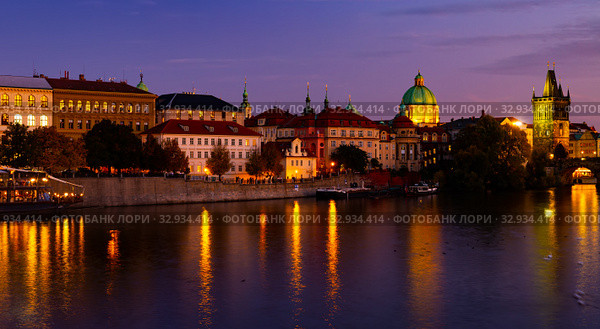 Evening view of Charles Bridge with illumination. Prague. Czech Republic. Стоковое фото, фотограф Яков Филимонов / Фотобанк Лори