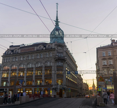 Evening view of the Esders and Scheefhals building in Saint Petersburg (2024 год). Редакционное фото, фотограф Евгений Харитонов / Фотобанк Лори