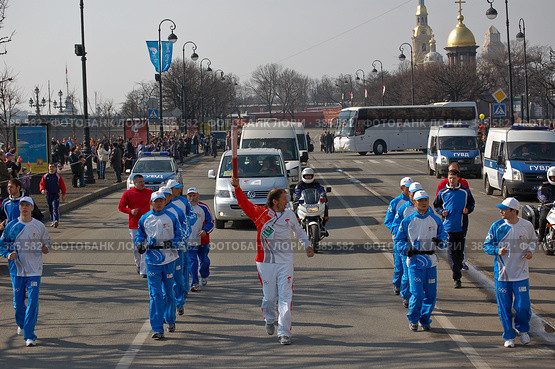 Евгений Чичваркин несет олимпийский факел (2008 год). Редакционное фото, фотограф Vladimir Kolobov / Фотобанк Лори