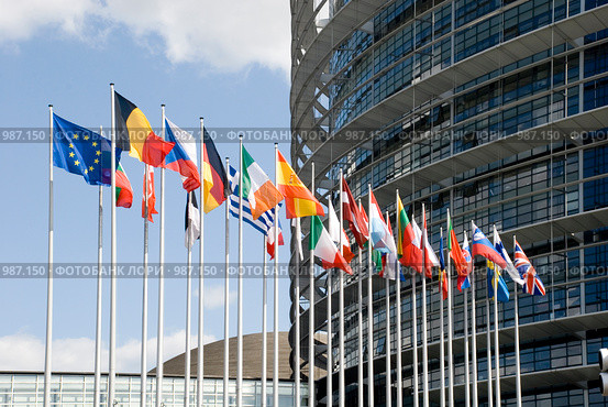 Европарламент. Флаги стран Европейского союза на входе в Европарламент (2009 год). Стоковое фото, фотограф Vladimirs Koskins / Фотобанк Лори