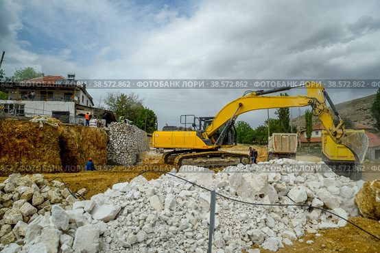 Excavator work at construction site. Excavator digs a hole. (2019 год). Редакционное фото, фотограф Леонид Еремейчук / Фотобанк Лори