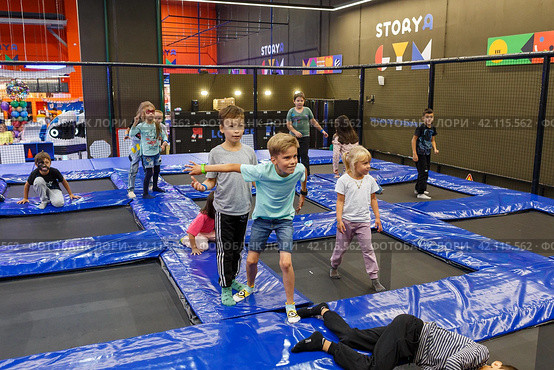 excited kids having fun at the entertainment center, bouncing on the trampoline. 25 November 2023, Russia Soft focus (2022 год). Редакционное фото, фотограф Сахарова Мария Юрьевна / Фотобанк Лори