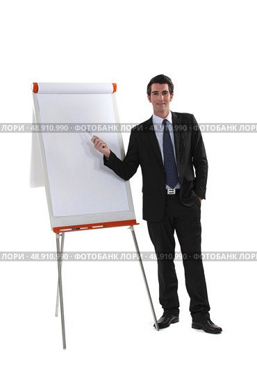 Executive next to flipchart. Стоковое фото, агентство Ingram Publishing / Фотобанк Лори