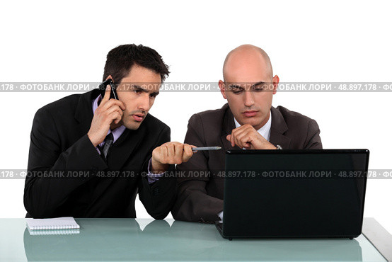 Executives in front of computer. Стоковое фото, агентство Ingram Publishing / Фотобанк Лори