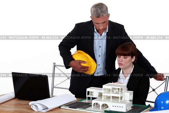 Experienced architect giving a young colleague advice. Стоковое фото, агентство Ingram Publishing / Фотобанк Лори