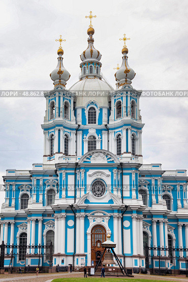 Exploring the Stunning Smolny Cathedral in Saint Petersburg, Russia on a Cloudy Day. Редакционное фото, фотограф Aleksandr Golubev / Фотобанк Лори