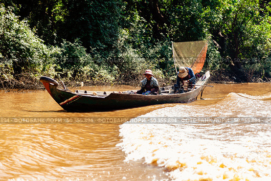Exploring the Waterways of Tonle Sap Lake in a Cambodian Fishing Boat (2014 год). Редакционное фото, фотограф Aleksandr Golubev / Фотобанк Лори