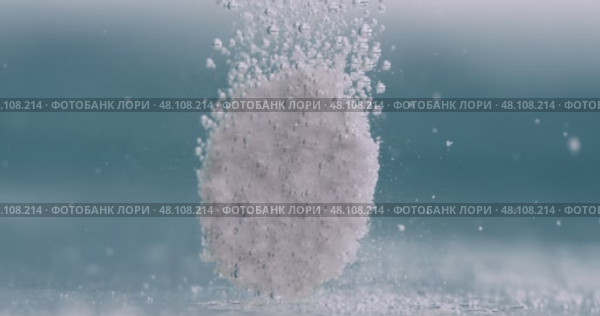 Extreme Close-up effervescent tablet, pill bubbling underwater. Shot on super slow motion camera 1000 fps. Стоковое видео, видеограф Андрей Армягов / Фотобанк Лори