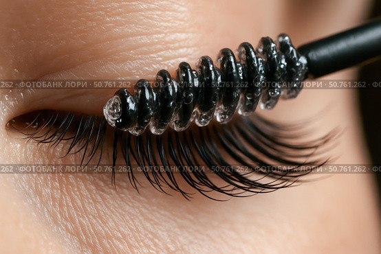 Eyelash brush applying clear mascara to long thick lashes, close up showing beautiful eye, smooth skin, professional makeup, detailed beauty care, cosmetic product, glamour style. Стоковое AI-изображение, AI-художник Павел Муравьев / Фотобанк Лори