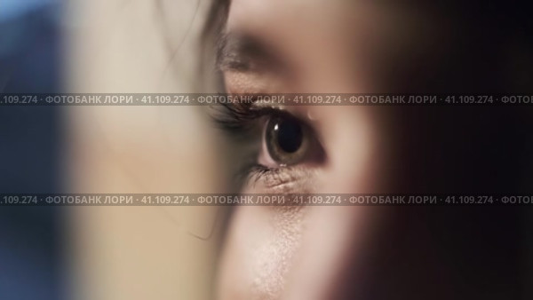 Eyes of a young woman with long flowing hair close-up. Стоковое видео, видеограф Aleksey Kidisyuk / Фотобанк Лори