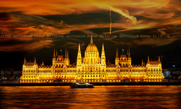 Facade of illuminated Budapest Parliament under cloudy sky, Hungary. Стоковое фото, агентство Ingram Publishing / Фотобанк Лори
