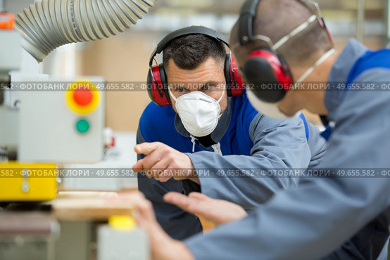 factory job done by two men. Стоковое фото, агентство Ingram Publishing / Фотобанк Лори