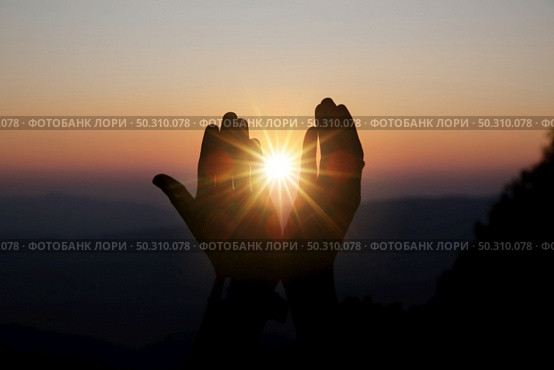 Faith of christian concept: Spiritual prayer hands over sun shine with blurred beautiful sunset background. Стоковое фото, агентство Ingram Publishing / Фотобанк Лори