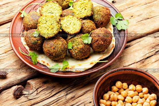 Falafel deep-fried balls made from chopped legumes or chickpeas. Falafel balls,vegetarian dish. Стоковое фото, агентство Ingram Publishing / Фотобанк Лори