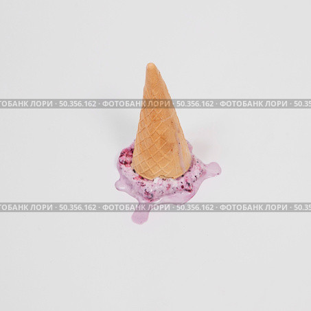 falling ice cream wafer cup. Стоковое фото, агентство Ingram Publishing / Фотобанк Лори