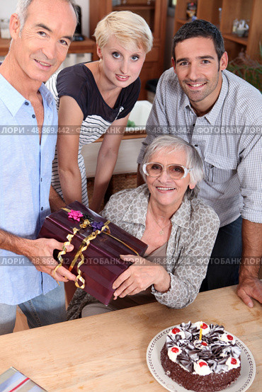 family celebrating mother&rsquo;s birthday, she&rsquo;s about 70 years old. Стоковое фото, агентство Ingram Publishing / Фотобанк Лори